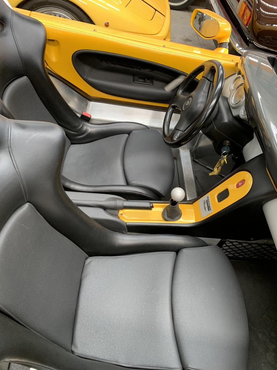 Интерьер Renault Sport Spider 1996 года  (фото 14 из 22)